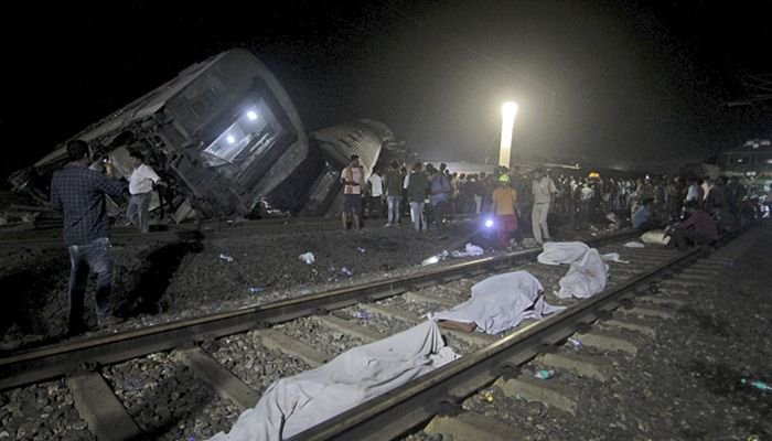 印度列车相撞已致288人遇难，政府刚宣布加大交通基建投入